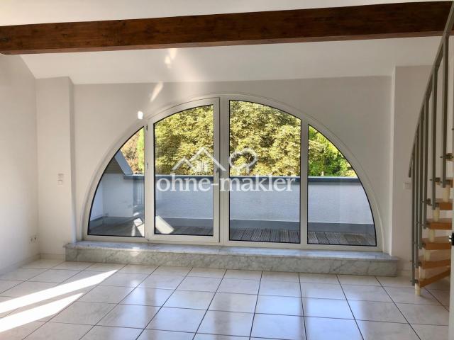 Wohnzimmer mit Balkon