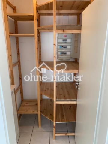 Abstellkammer mit Regalen