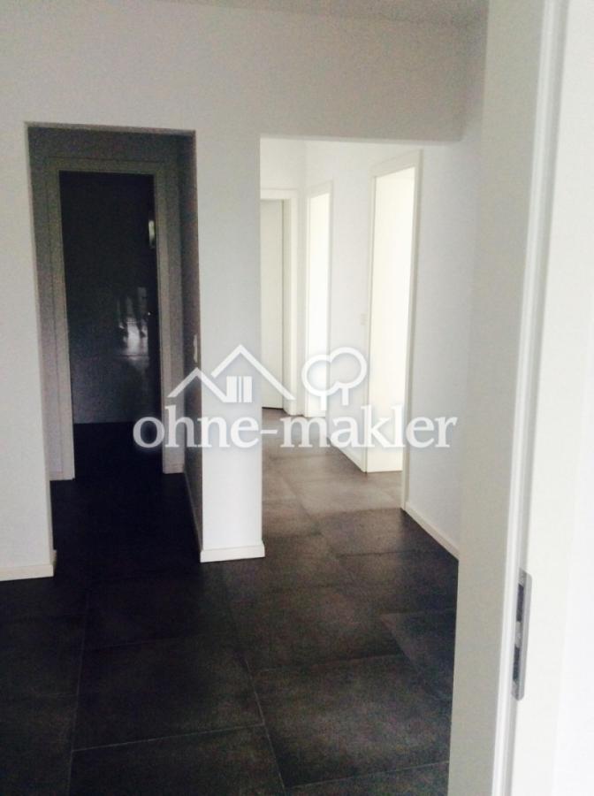 Links Garderobe und Gäste WC 