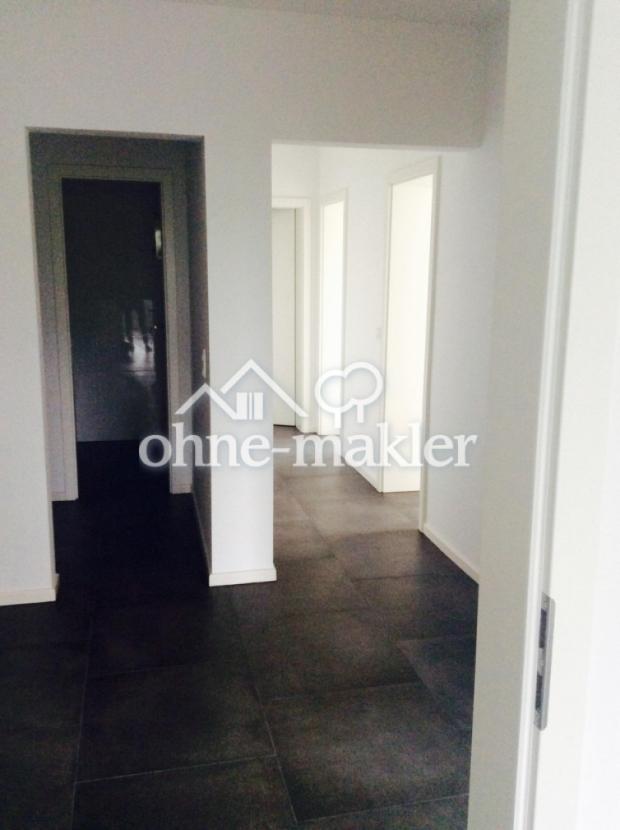 Links Garderobe und Gäste WC 