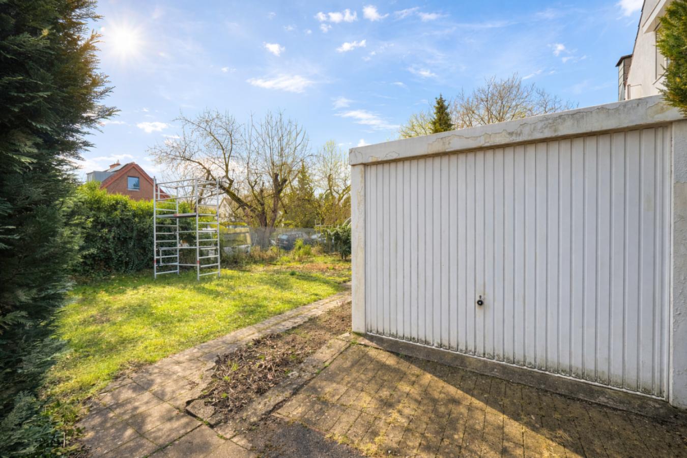 Grundstück vorne mit Bestandsgarage