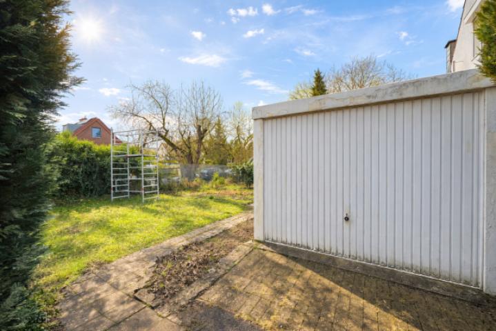 Grundstück vorne mit Bestandsgarage