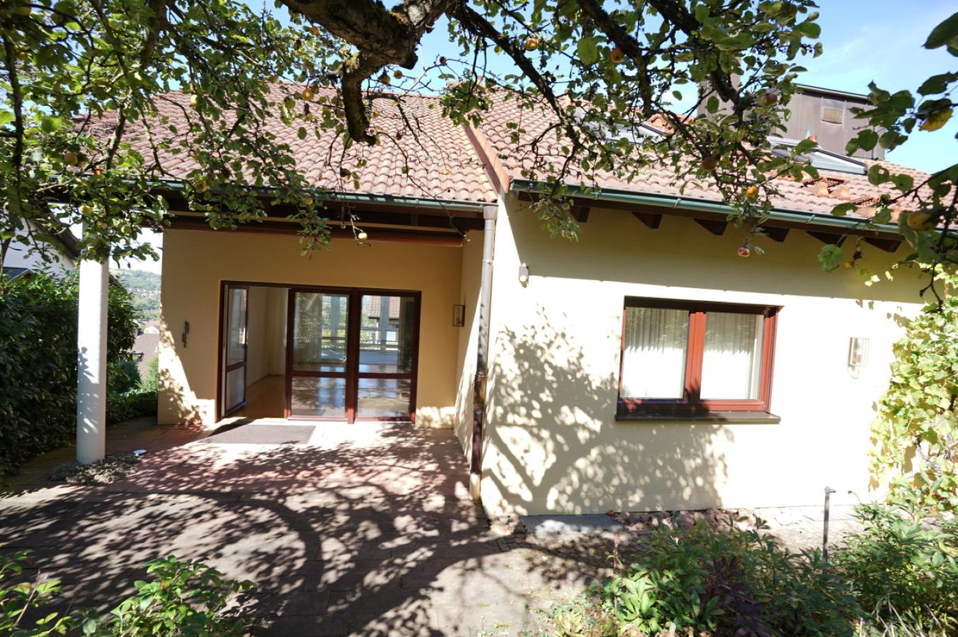 17-Gartenansicht zu Terrasse von Wohnzimmer EG