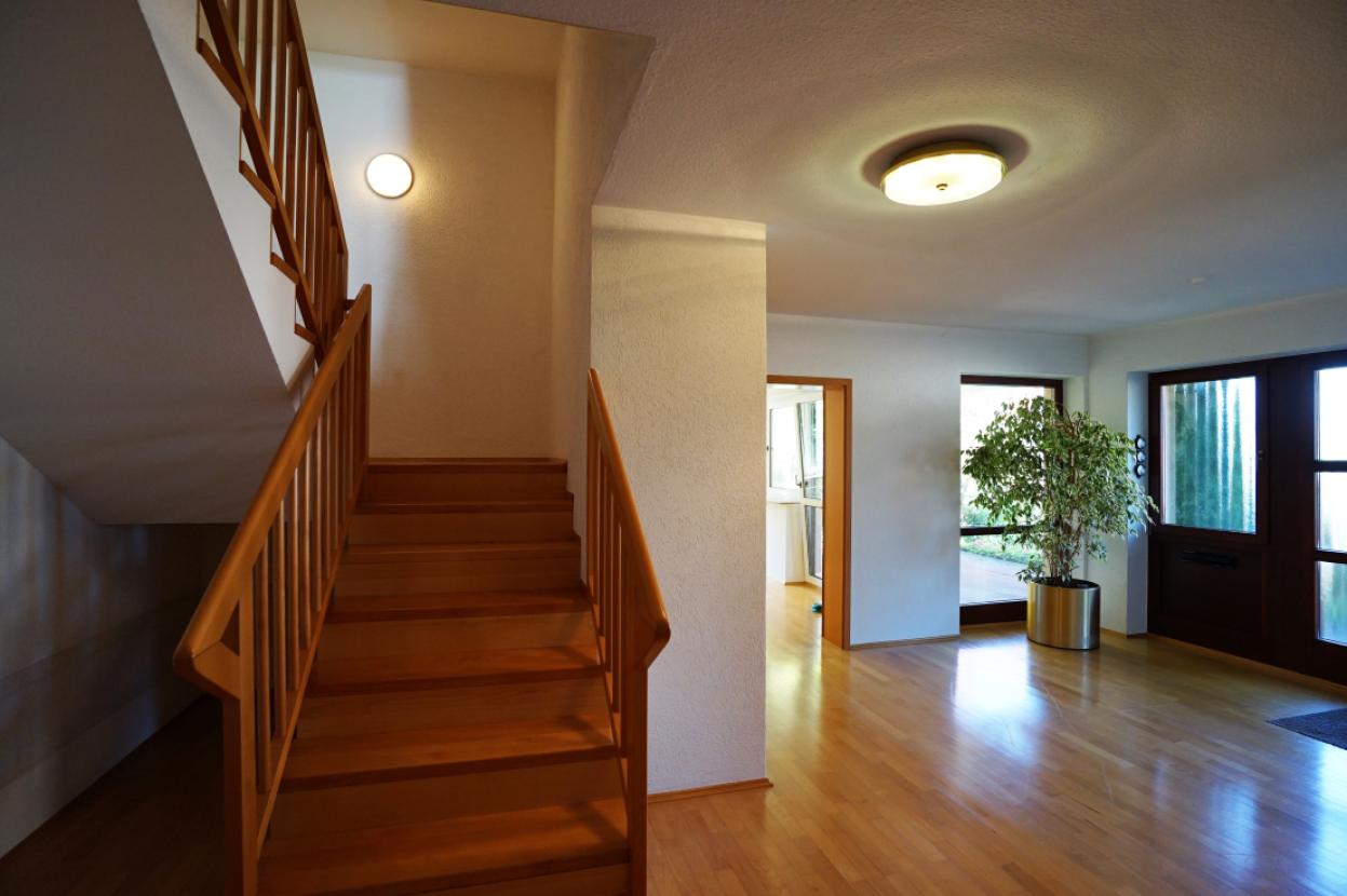 25-Treppenaufgang im UG zu EG