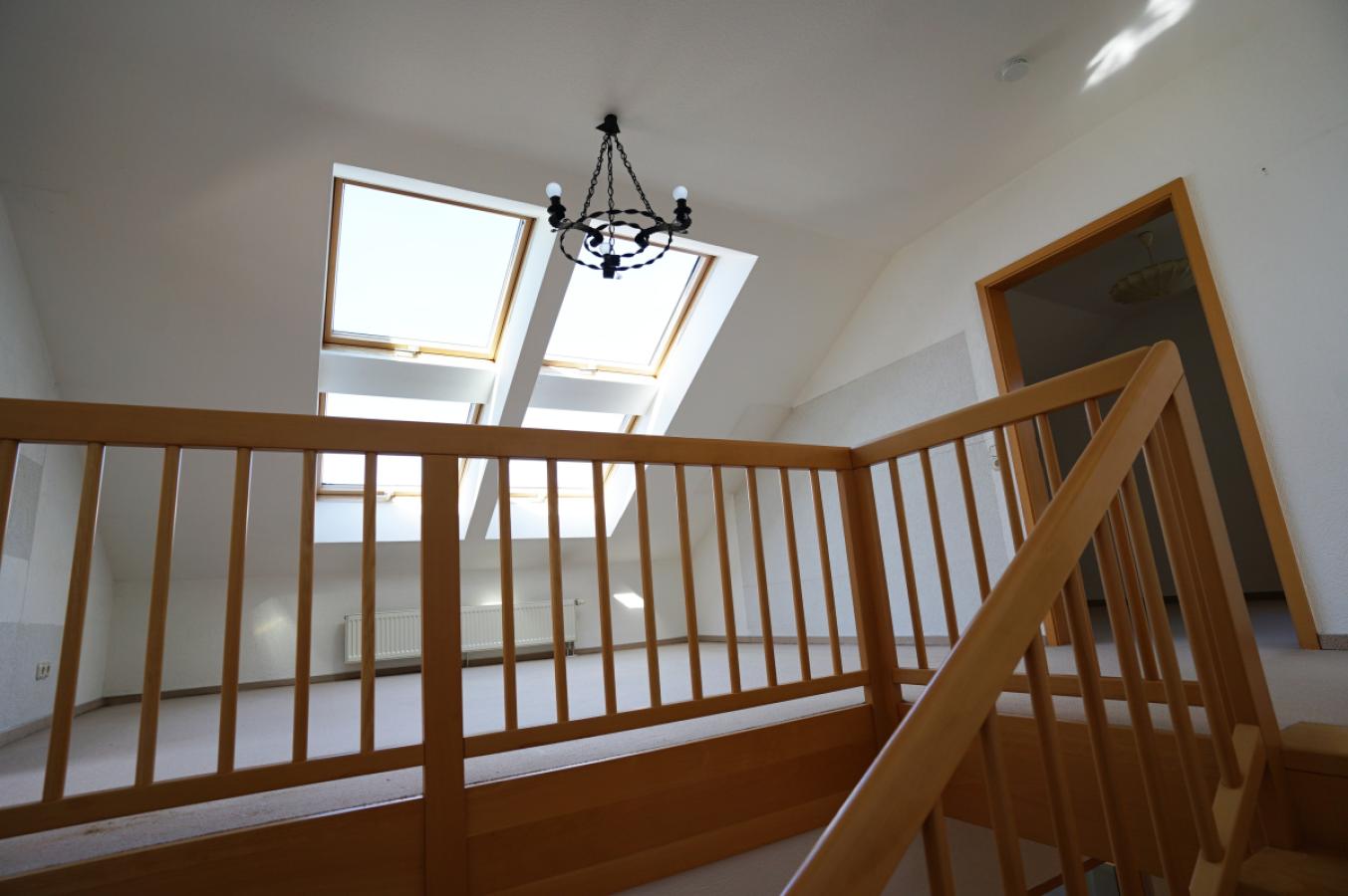 35-Treppenaufgang ins DG