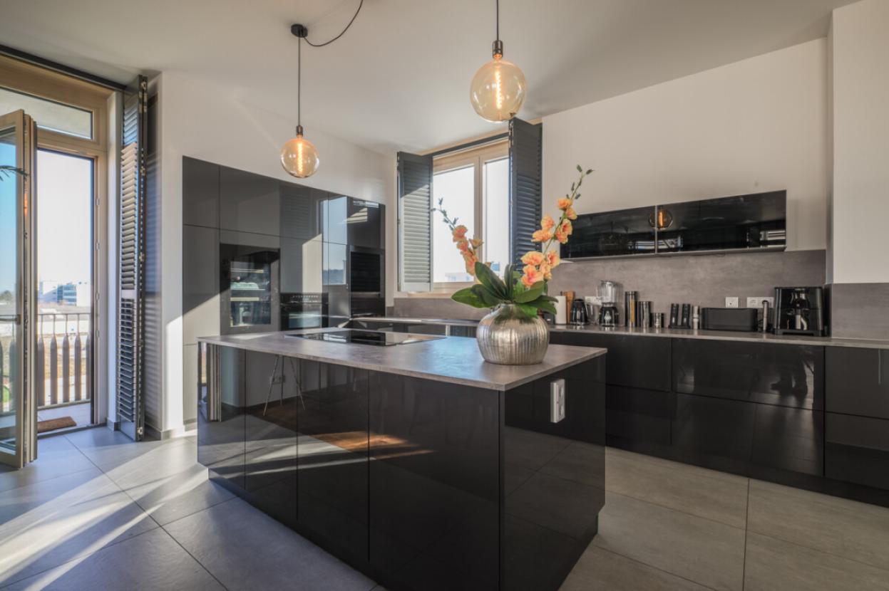 Einbauküche mit Kochinsel