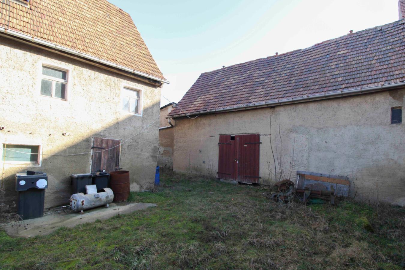 Sicht vom Vorplatz auf Scheune