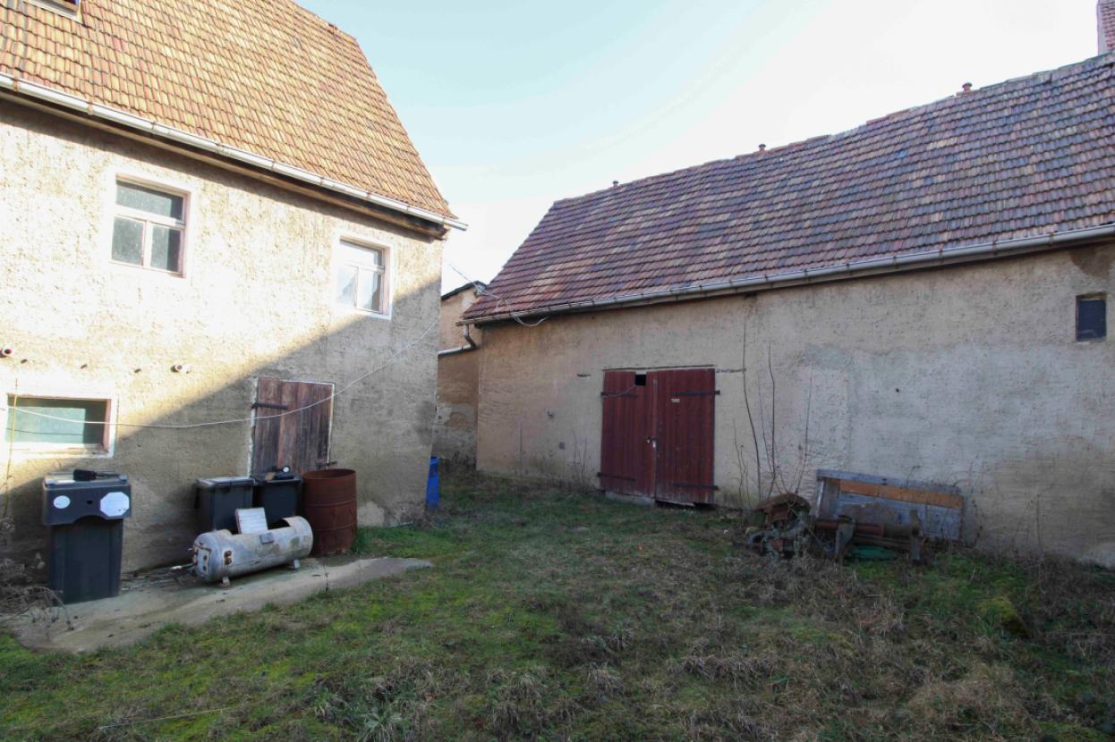 Sicht vom Vorplatz auf Scheune