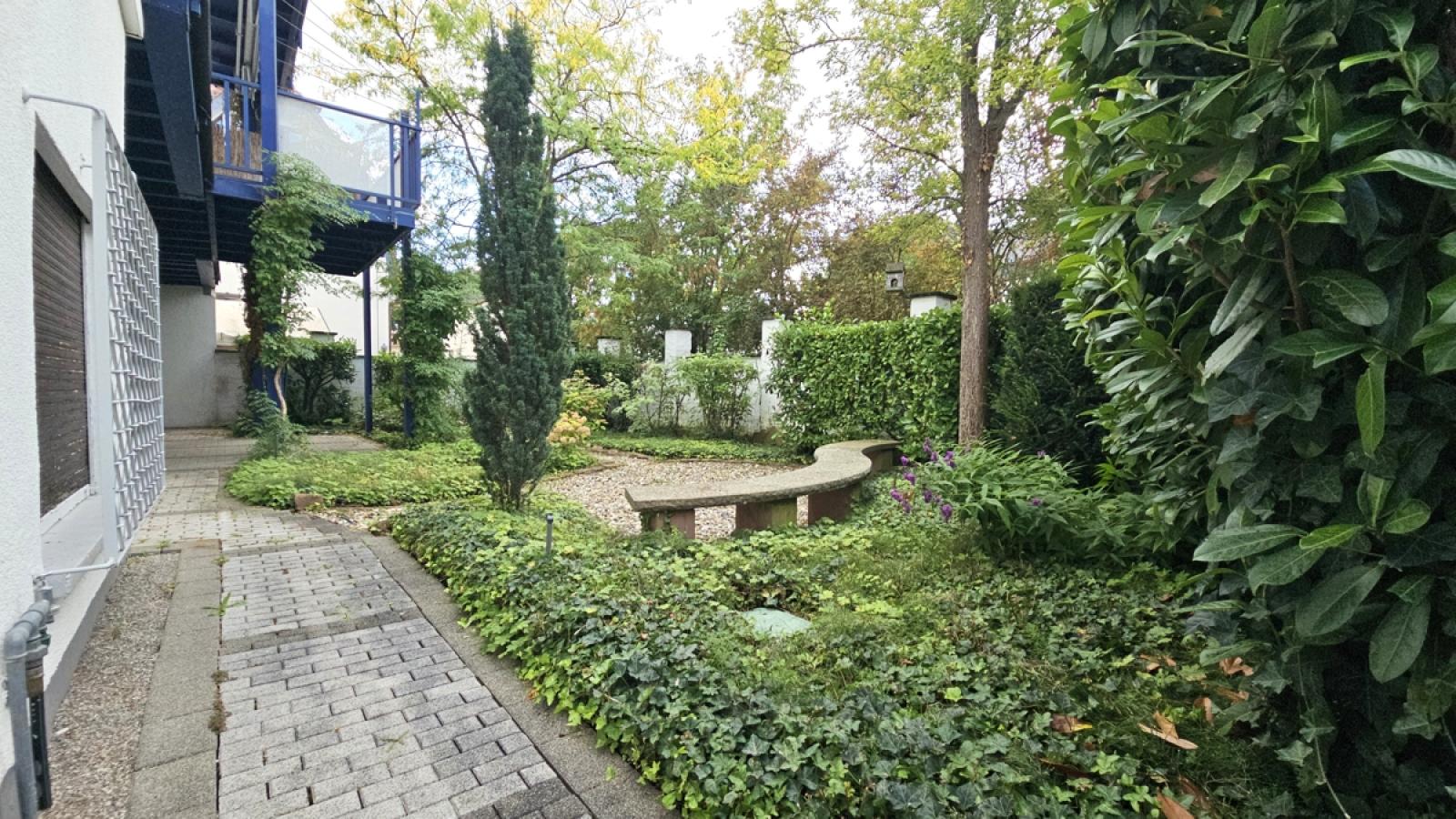 Nahezu uneinsehbarer Gartenbereich 