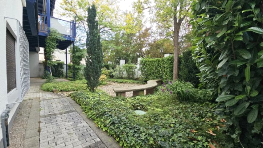 Nahezu uneinsehbarer Gartenbereich 