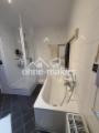 Bad mit Badewanne und Dusche