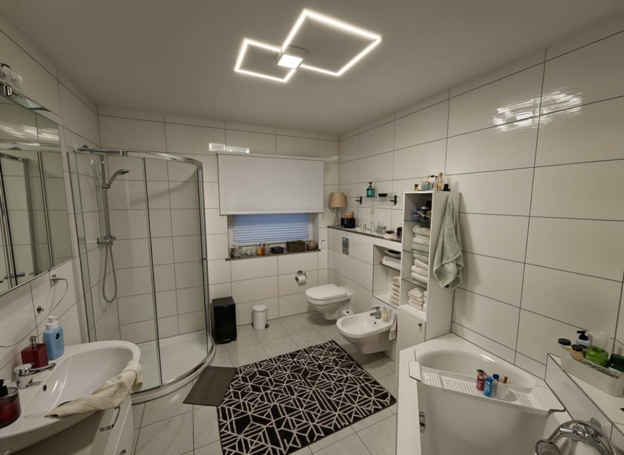 Badezimmer mit Badewanne und Dusche