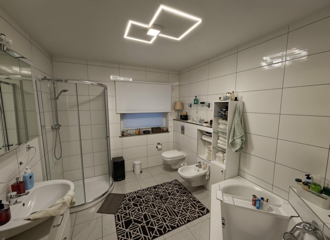 Badezimmer mit Badewanne und Dusche