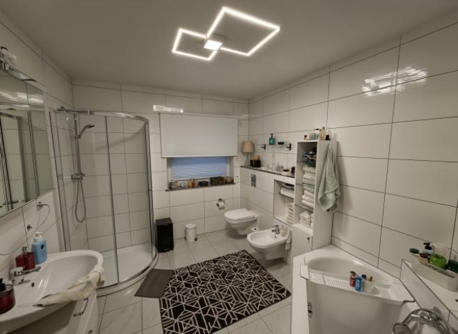 Badezimmer mit Badewanne und Dusche