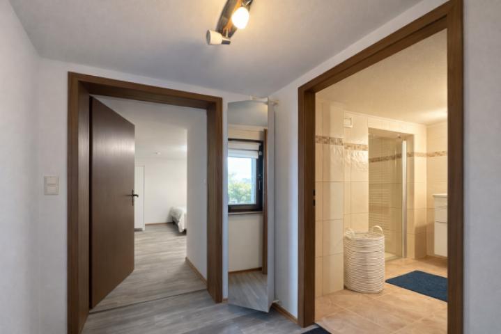 Flur EG hinten Zimmer Bad 