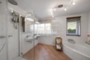 Bad mit Eckwanne und Dusche
