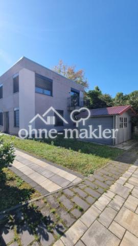 Haus mit Gartenhäuschen