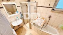 Badezimmer mit Wanne / Dusche / Waschmaschine