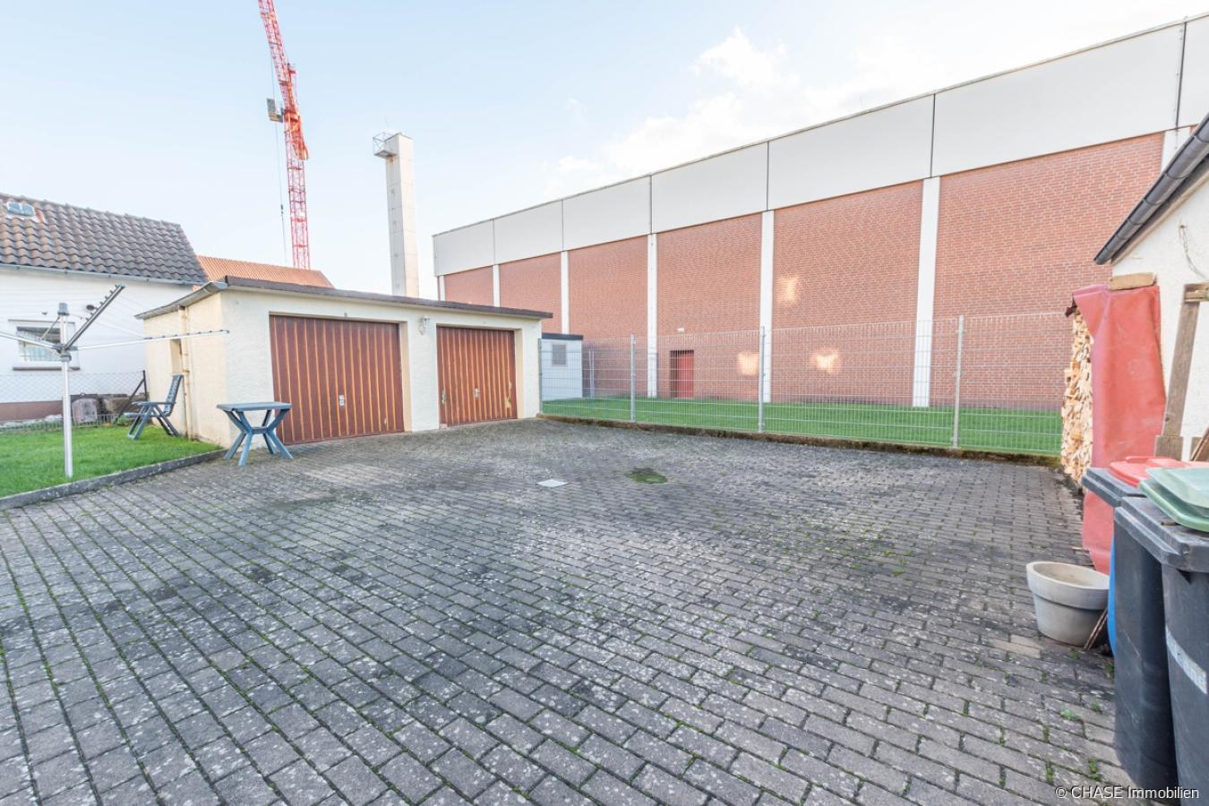 Hinterhof mit Garagen