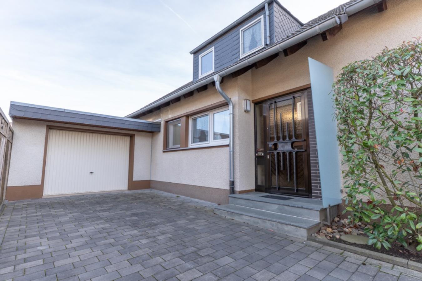 Hauszugang und Garage