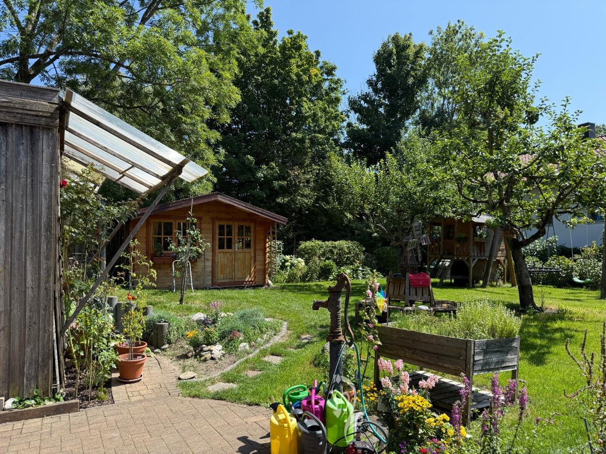 Terrasse mit sonnigem Garten