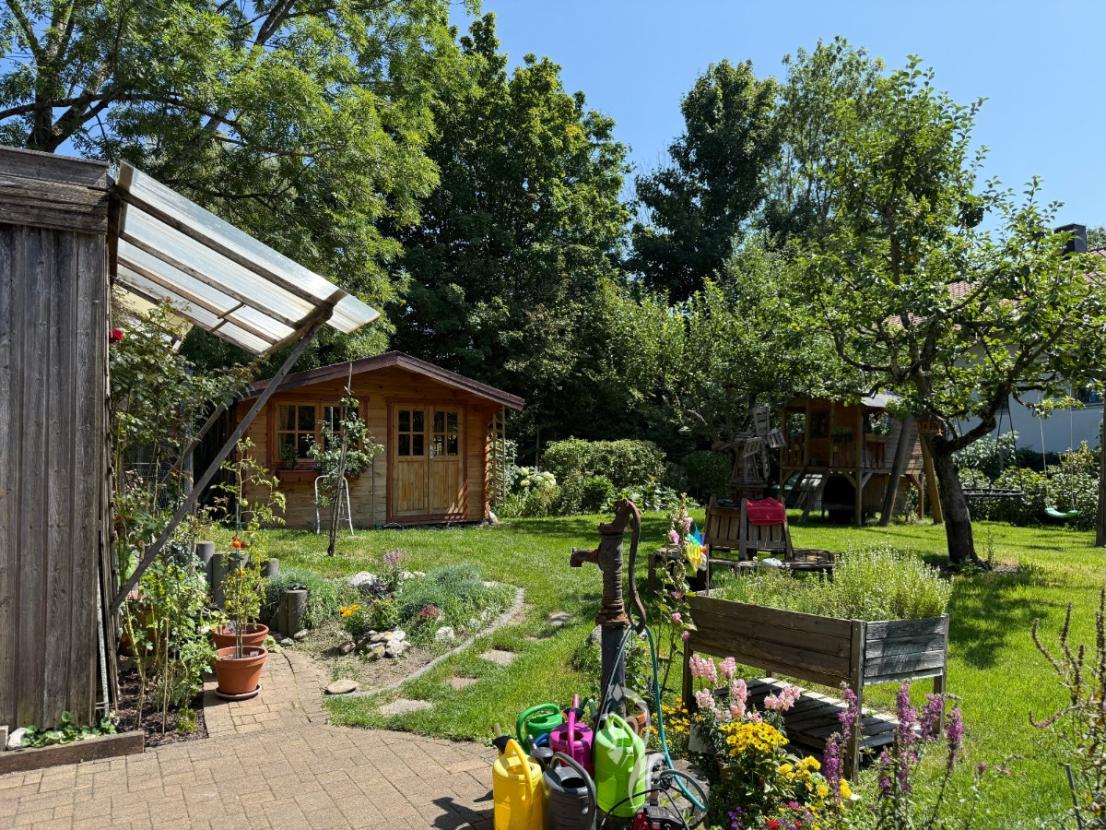 Terrasse mit sonnigem Garten