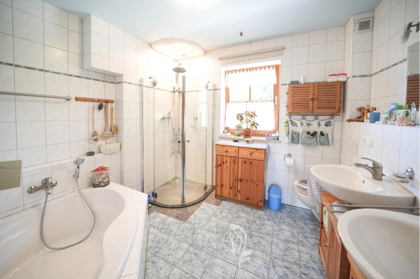 Bad mit Wanne/Dusche/WC