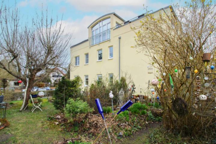 Außenansicht mit Garten