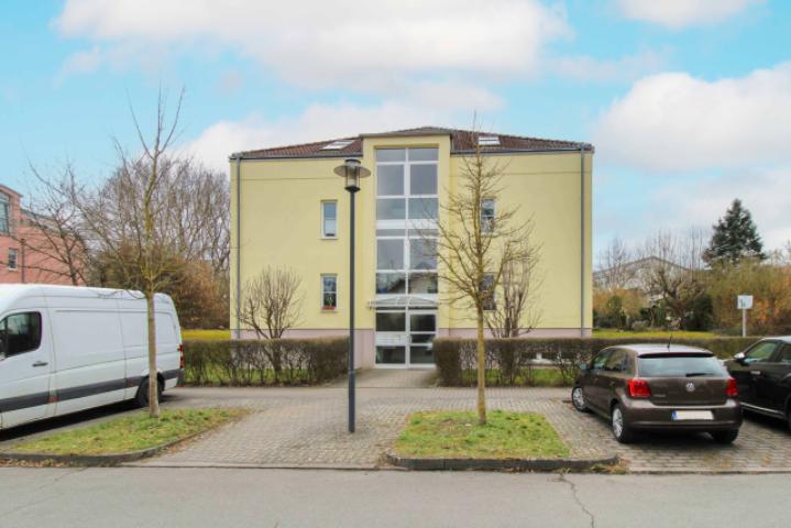 Außenansicht mit Parkplatz