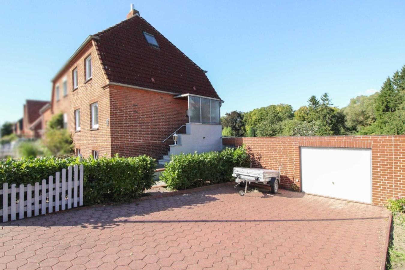 Auffahrt und Garage