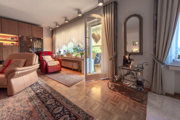 Ansicht Wohnzimmer mit Balkonzugang