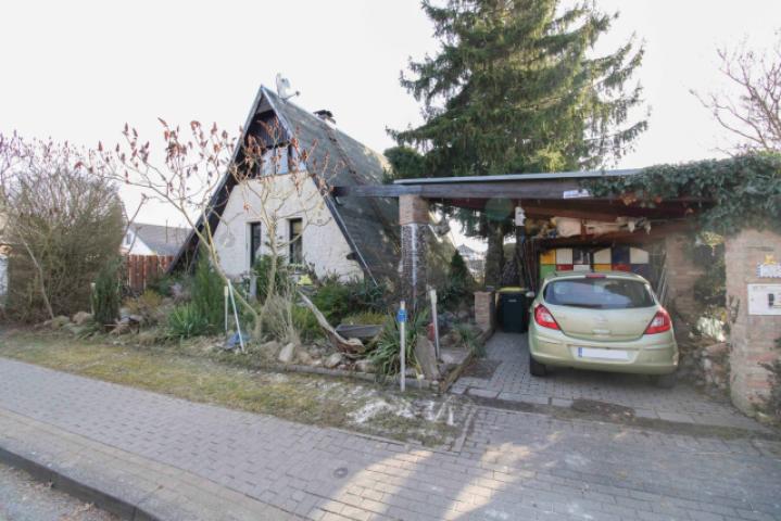 Straßenansicht inkl. Carport
