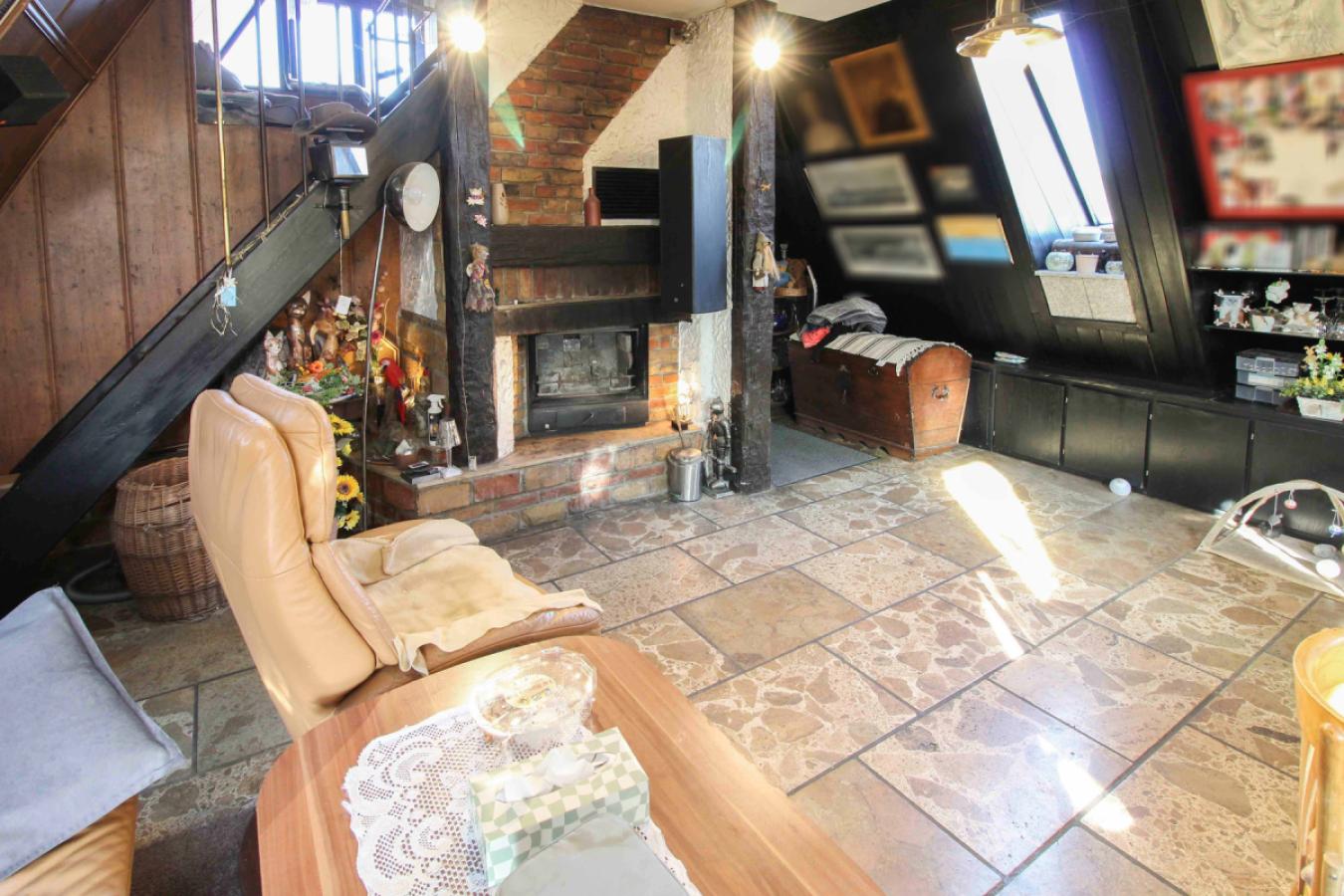 Wohnzimmer mit Kamin