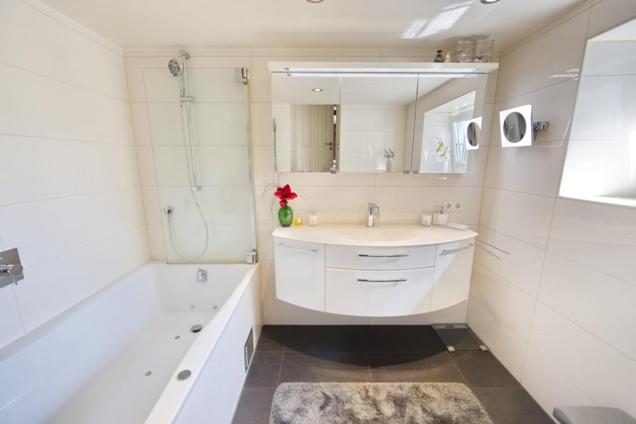 Helles Bad mit Badewanne