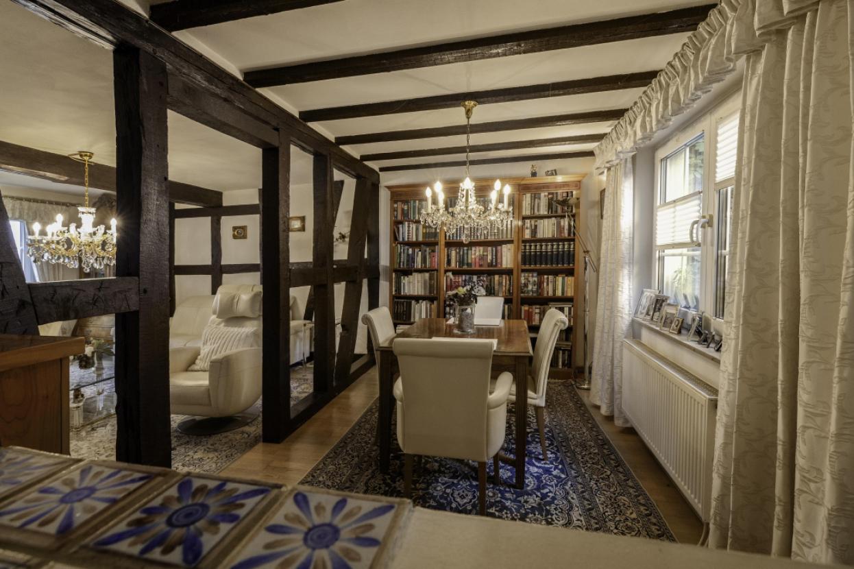 Esszimmer mit Bibliothek