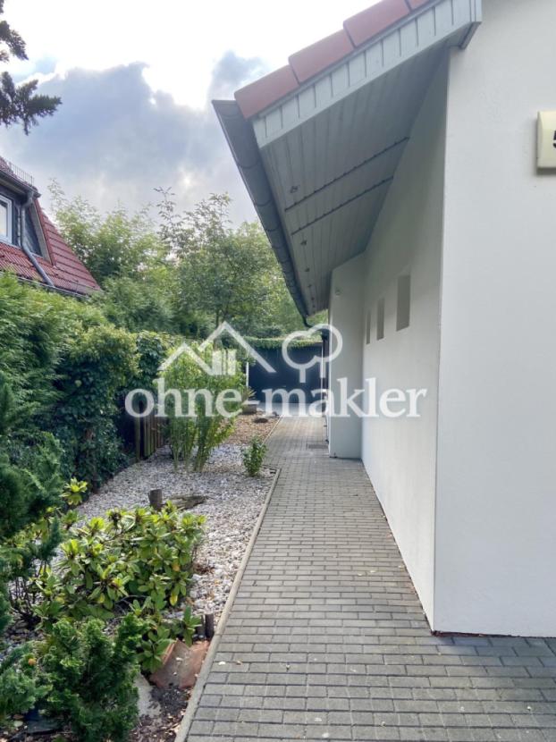 Hausseite li - Weg zur Garage