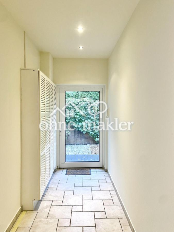 Flur fotografiert v. Küche aus