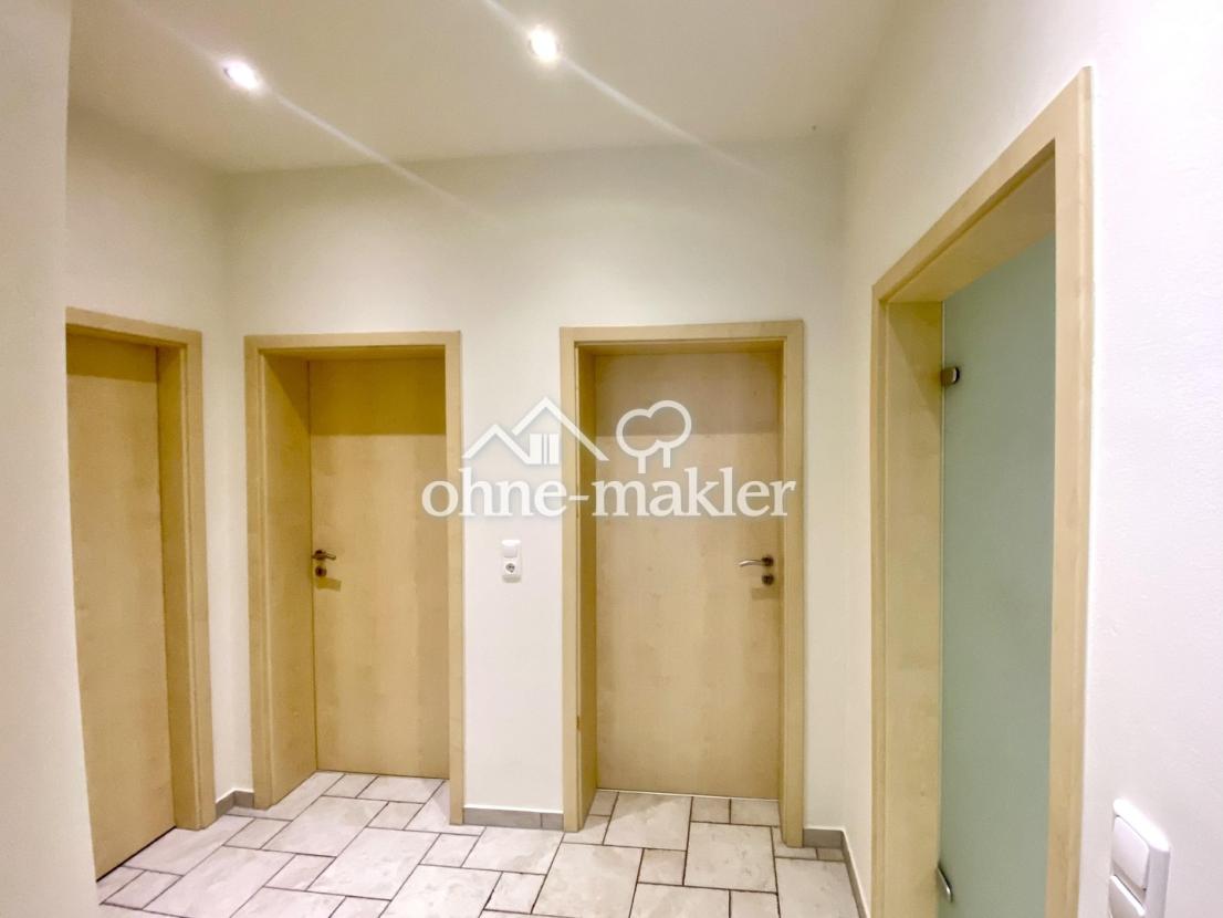 Flur m. Türen zu Bad Kzi + SZ