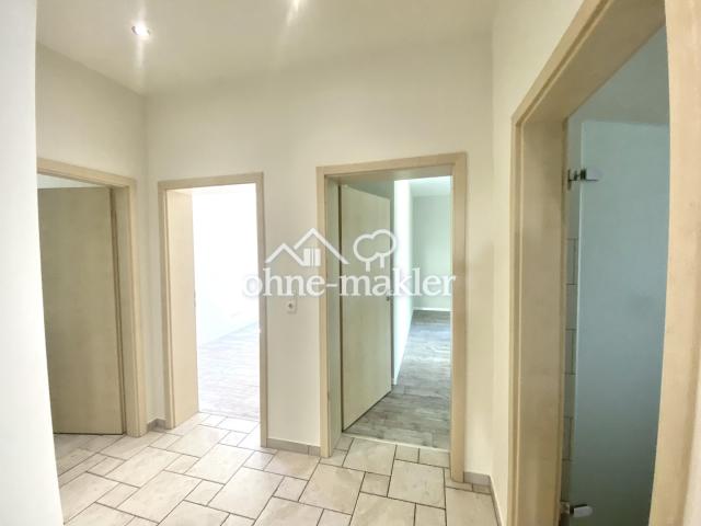 Flur m. Türen zu Bad, Kzi + SZ