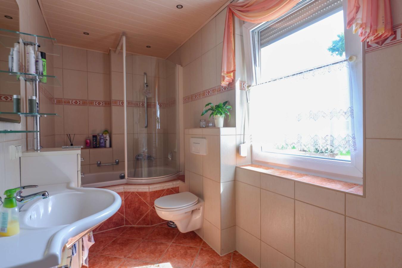 1. Badezimmer EG
