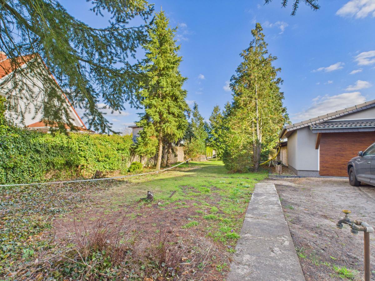 Grundstück neben Garage