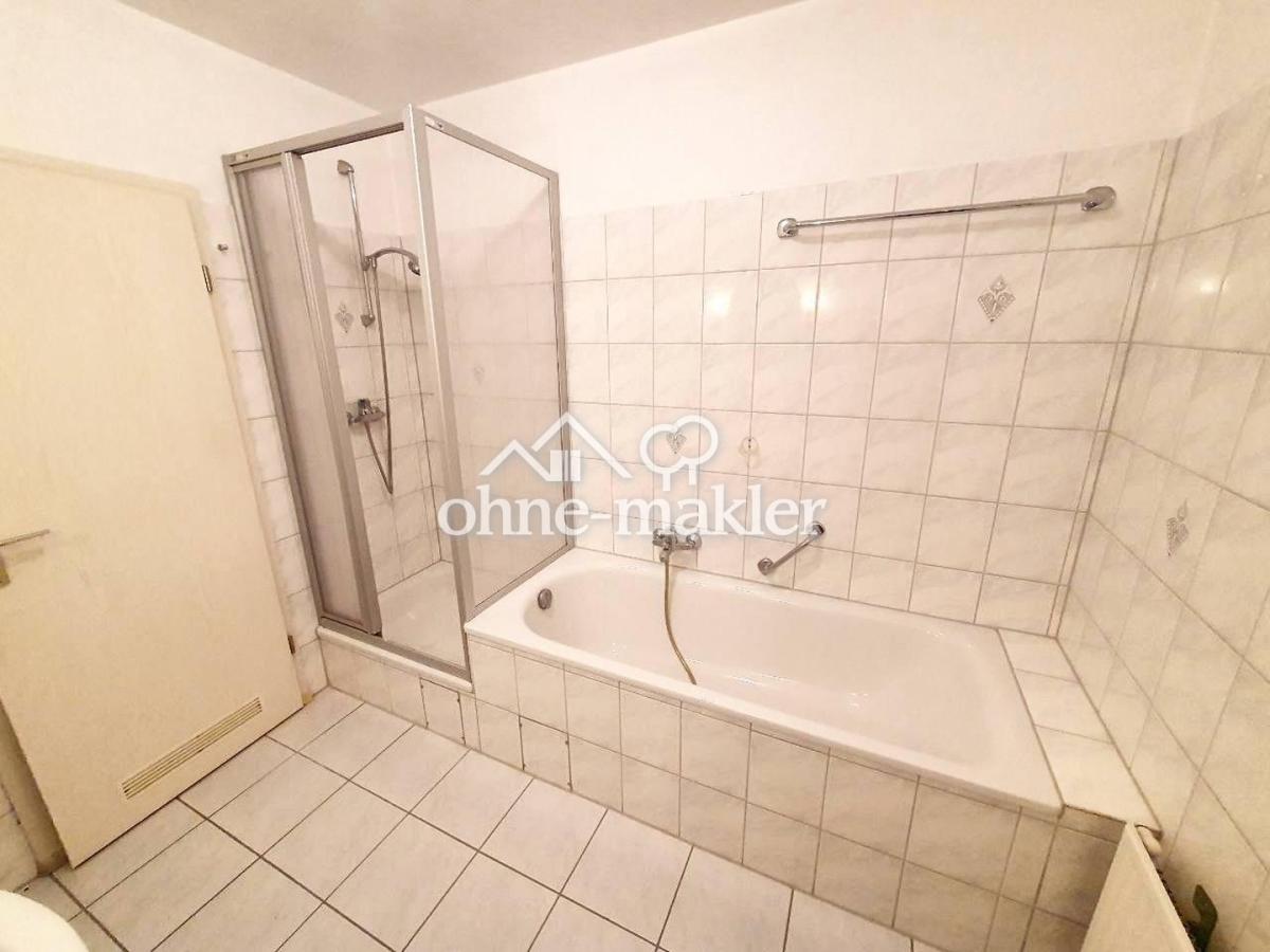 Vollbad mit Dusche, Wanne, WC