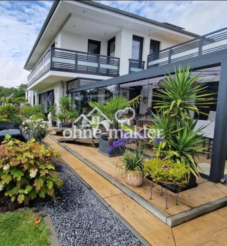 Gartenansicht mit Wintergarten