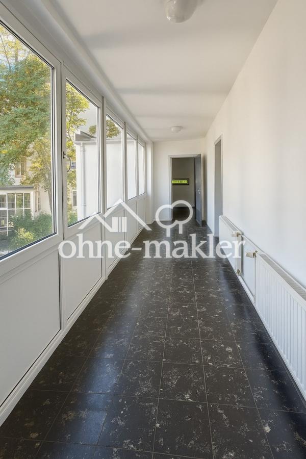 Laubengang mit Fensterfront 