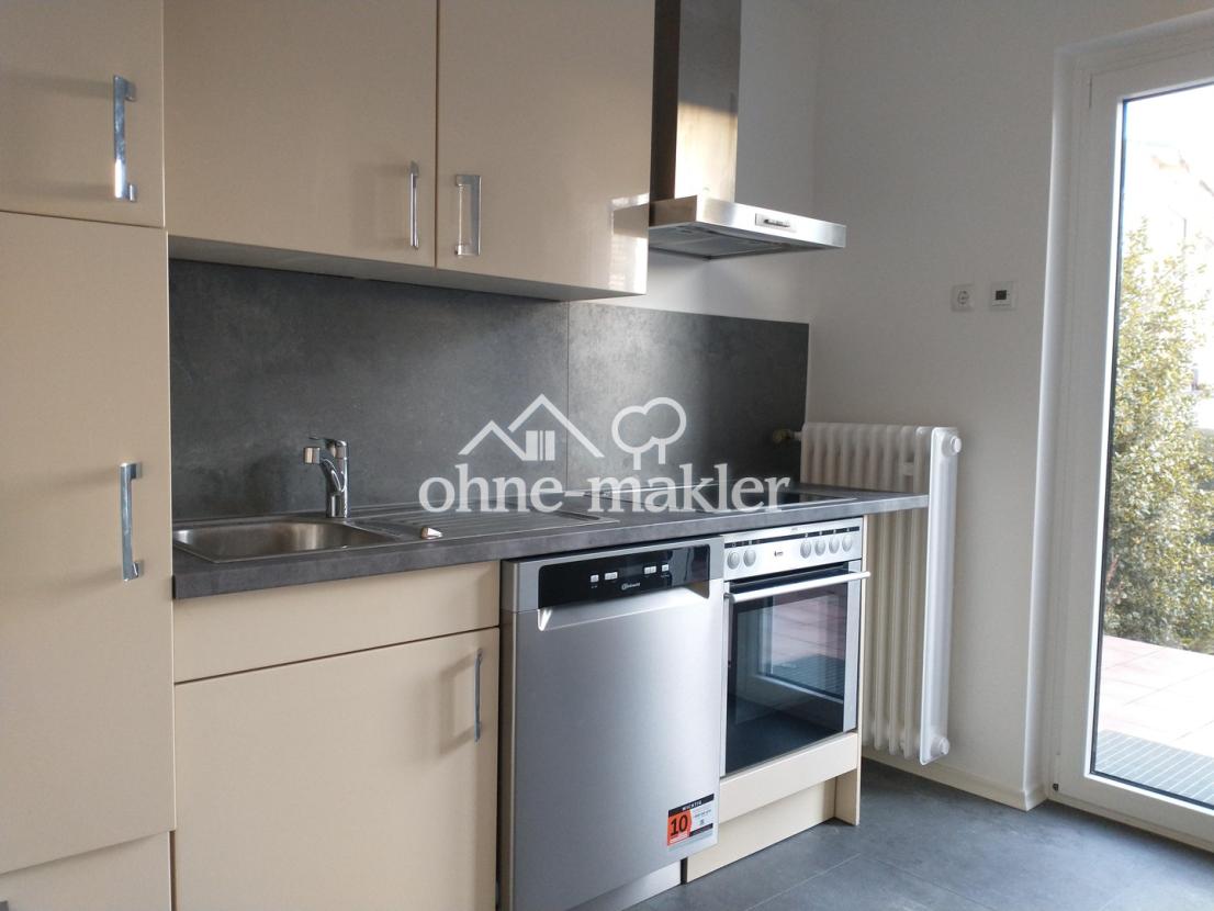 Küche mit Tür zur Terrasse