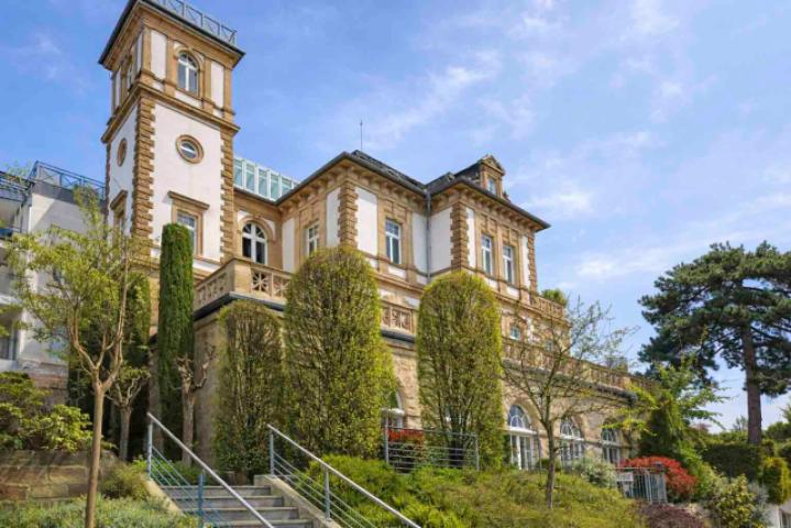 Blick vom Verkehrsweg zur Villa