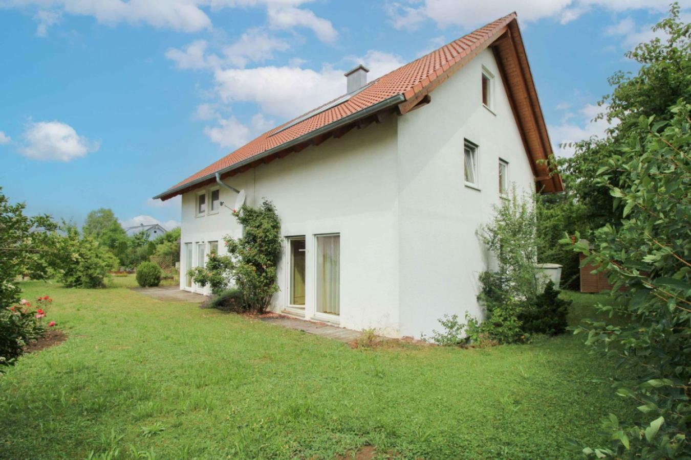 Haus Hinteransicht + Garten