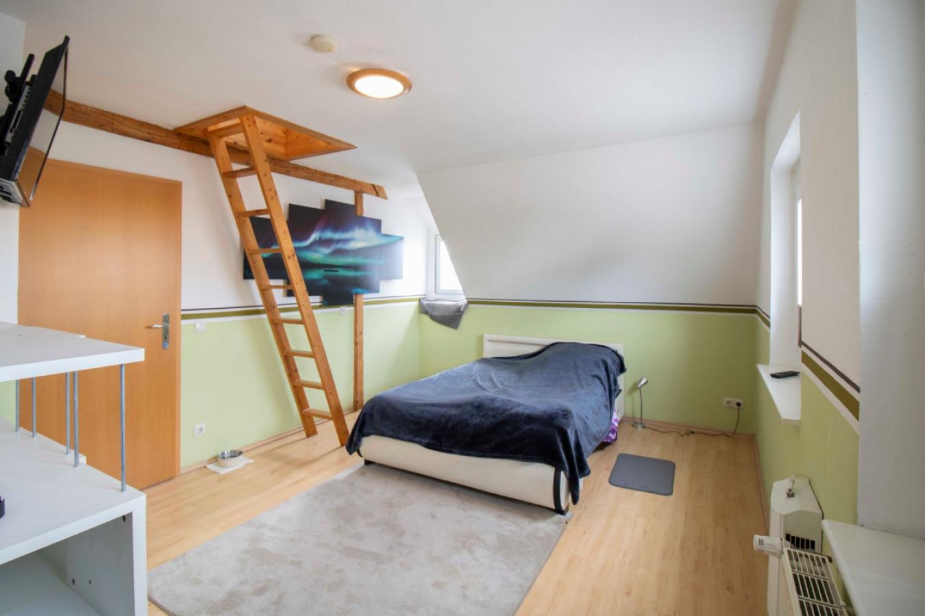 Schlafzimmer mit Zugang zum Boden