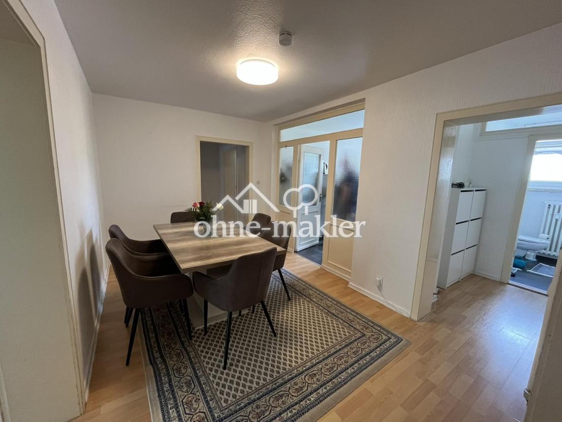 Blick zur Garderobe + Gäste-WC