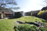 Blick aus dem Garten zum Haus